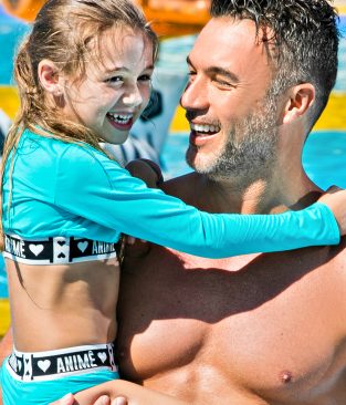 Daniel Bueno, ganhador do reality A Fazenda, aproveita o Verão no Acqua Lokos com os filhos