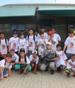 Projeto social da Brigada Militar leva 25 crianças carentes ao Acqua Lokos Parque Hotel